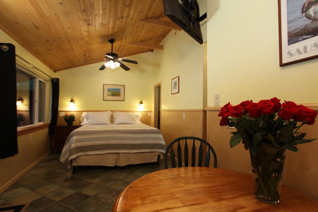 The Woods Hotel - Gay Lgbtq Cabins 盖尔南韦尔 外观 照片